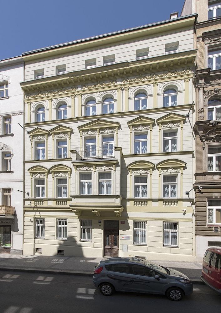 Downtown Suites Kodanska Prague Exterior photo