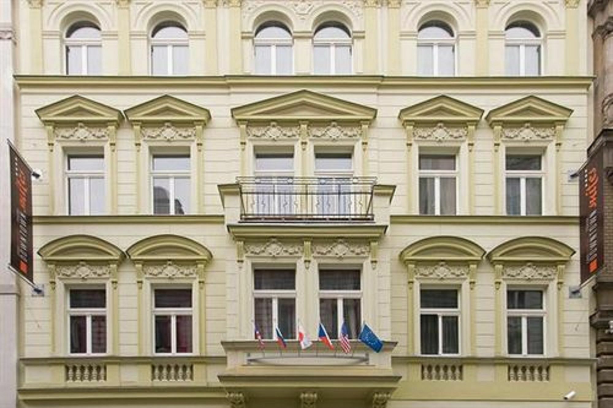 Downtown Suites Kodanska Prague Exterior photo